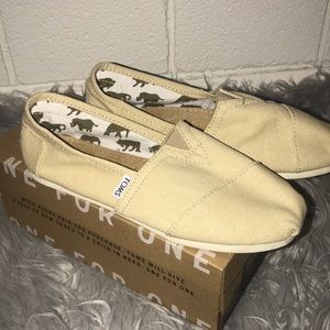 NWOT Cream colored TOMS!